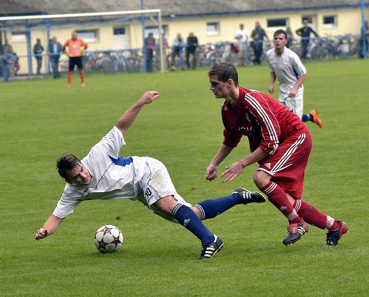 Přestřelku v Horním Jelení ovládli fotbalisté Lanškrouna (v bílém).