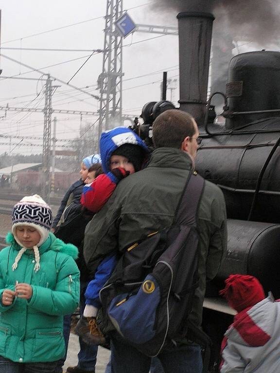 Desítky dětí ve vláčku taženém parní lokomotivou v sobotu navštívil Mikuláš se svou družinou.