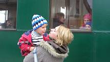 Desítky dětí ve vláčku taženém parní lokomotivou v sobotu navštívil Mikuláš se svou družinou.