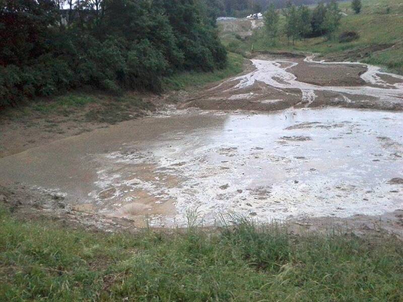 Poldr v Letohradu-Orlici vodu nezadržel kvůli chybějícímu poklopu. Ta znovu škodila v domech i zahradách.