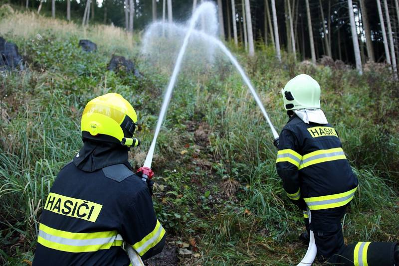 Hasiči cvičili dálkovou dopravu vody k požáru.