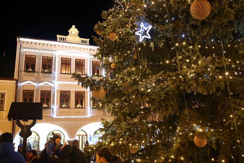 První adventní neděli 1. prosince byl na Mírovém náměstí v Ústí nad Orlicí zahájen tradiční Ústecký advent.