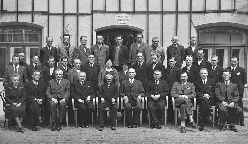 Zaměstnanci choceňského pivovaru v roce 1944, čtvrtý sedící zleva byl sládek Jaroslav Kopista