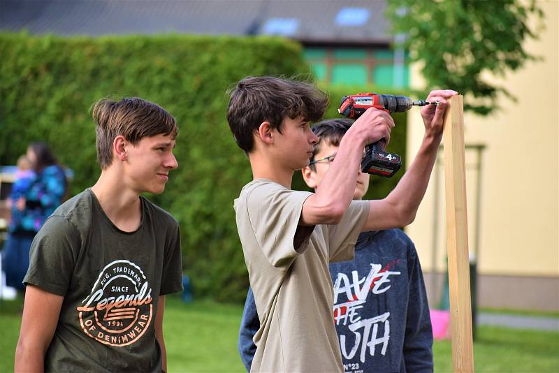 V Brandýse začal festival. V relaxační zóně před školou se v pátek a sobotu koná přehlídka řemesel.