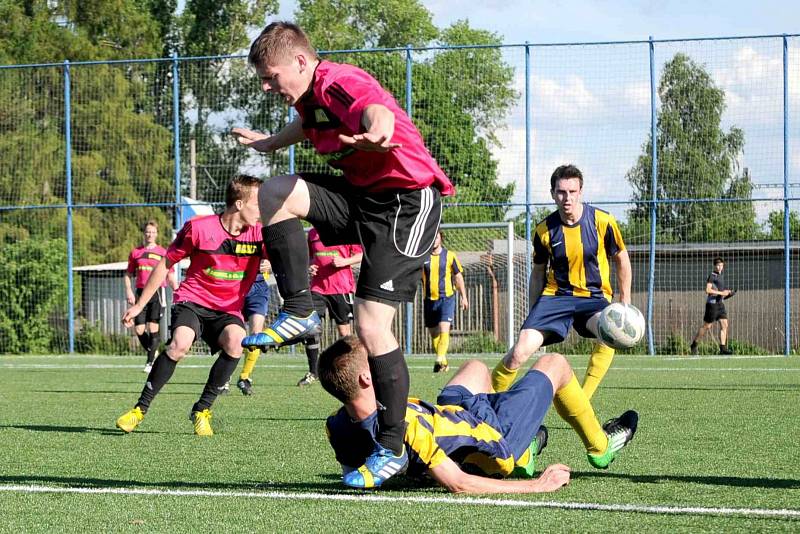 Třebovští fotbalisté (ve fialovém) porazili svitavskou rezervu 3:1.