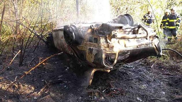 U Nepomuk na Lanškrounsku hořelo auto. Řidiče zachránil muž, který projížděl kolem.