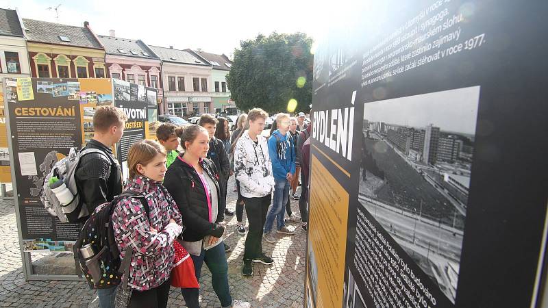 Ještě týden, do příští středy, bude na ústeckém Mírovém náměstí k vidění putovní výstava zvaná Než přišla svoboda. Výstava ukazuje situace před rokem 1989 a změny, ke kterým mohlo díky sametové revoluci dojít. Výstavu zahájil náměstek hejtmana Roman Línek