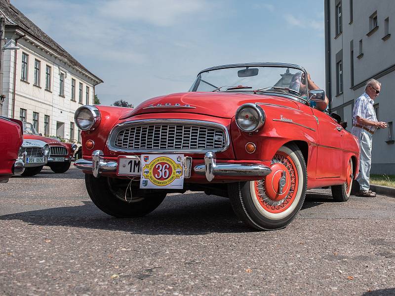 Veteran Car Club Červená Voda pořádal sraz historických vozidel.