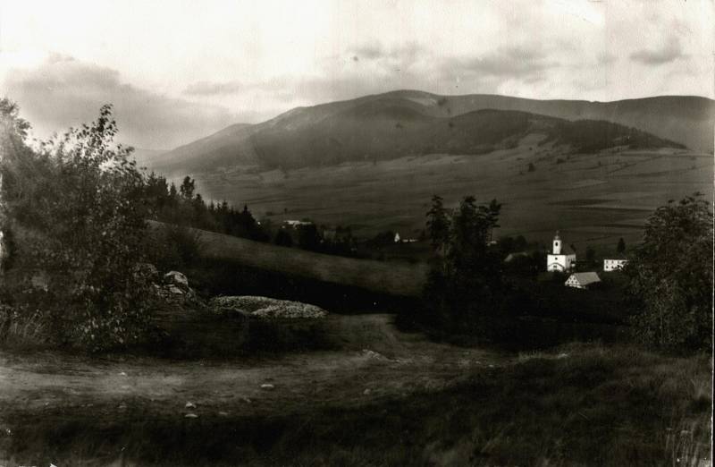 Střed obce, zhruba rok 1930.