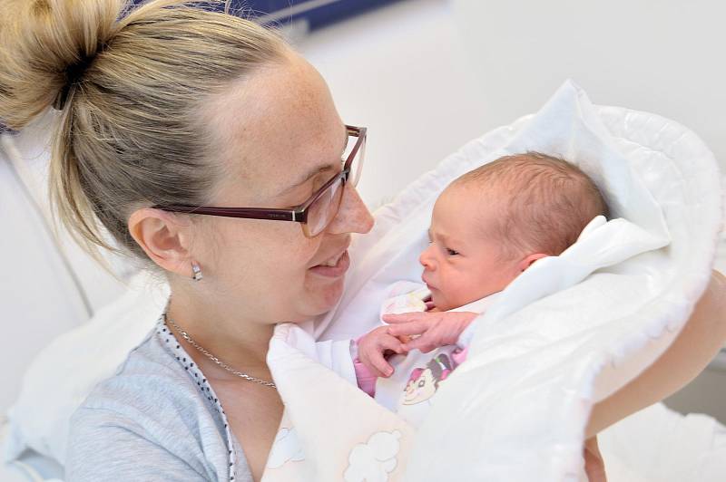 Adéla Šmídová, tak se jmenuje první dcera Šárky Klusákové a Ondřeje Šmída z Dlouhé Třebové. Holčička se s hmotností 2,990 kg narodila 10. října v 10.43 hodin.