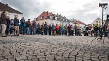 Nejsme slepí. S tímto mottem se na Starém náměstí v České Třebové sešlo okolo stovky lidí lidí na demonstraci za nezávislost justice.