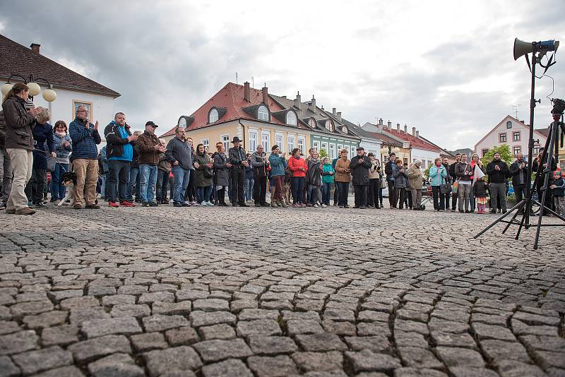 Nejsme slepí. S tímto mottem se na Starém náměstí v České Třebové sešlo okolo stovky lidí lidí na demonstraci za nezávislost justice.