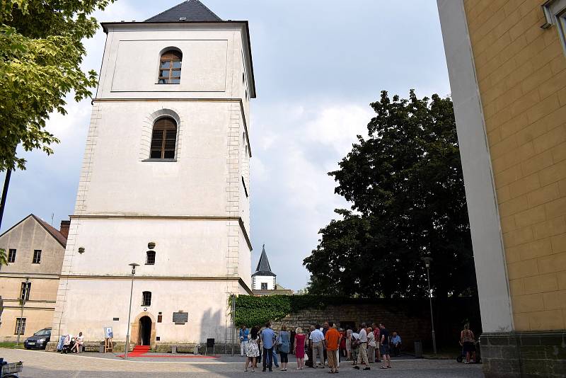 Až do 14. července trvá ve vysokomýtské Zvonici výstava zvaná Geometrie s ženskou křehkostí.