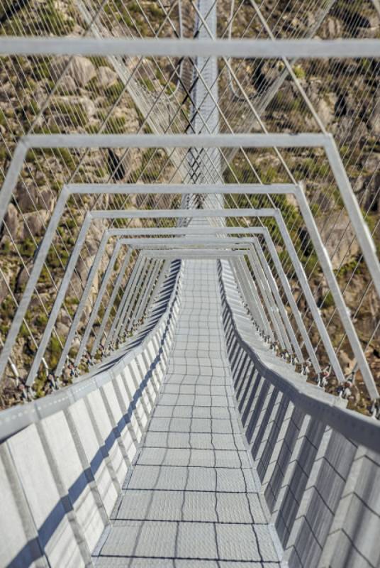 Více než půlkilometrový ocelový most pro pěší, zavěšený vysoko nad řekou Paivou najdou turisté také v Portugalsku