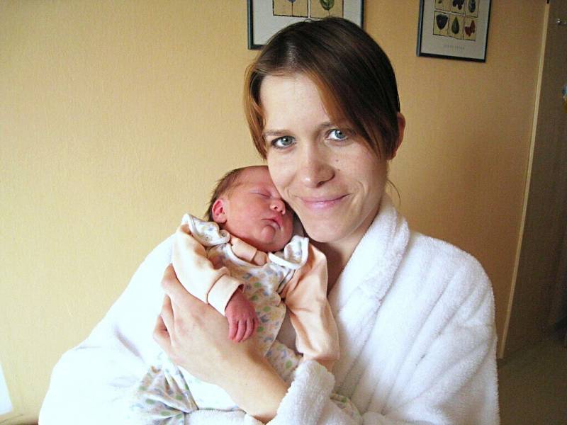 Lenka Drábková potěšila 26. března v 8.00 Evu Sodomcovou a Jiřího Drábka z Vysokého Mýta. Na svět si přinesla 3,13 kg.