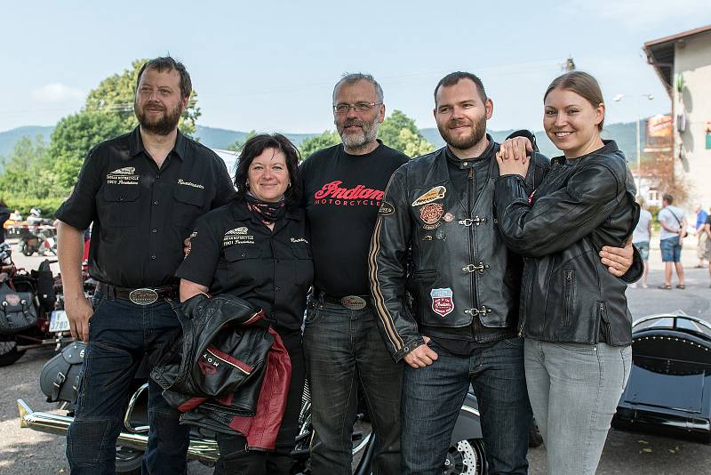 Veteran Car Club Červená Voda pořádal sraz historických vozidel.