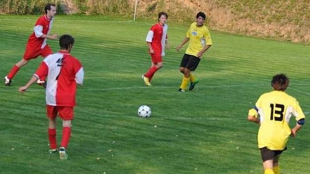 KDO CHCE BALÓN. Trojice hráčů Němčic a dva fotbalisté Jehnědí sledují, ke komu asi zamíří „kulatý nesmysl“. Ve vzájemném utkání na stadionu Jehnědí se míč pohyboval více na kopačkách hráčů v „sešívaných“ dresech, kteří vyhráli 2:0.