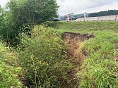 Na silnici II/316 nedaleko obce Běstovice ve směru na Skořenice došlo k razantnímu sesuvu půdy. Silnici kvůli vysokému riziku dalšího možného sesuvu bylo nutné uzavřít.