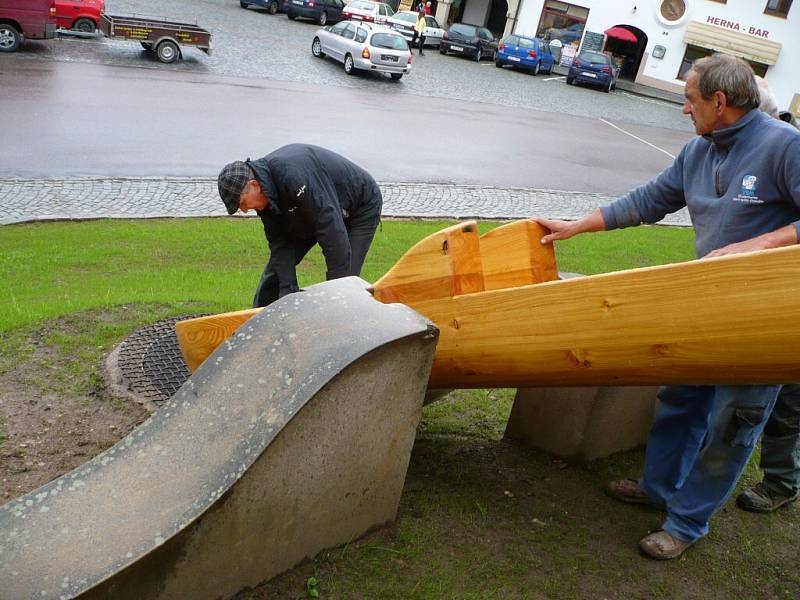 Instalování nové lžíce na náměstí v Jablonném nad Orlicí.