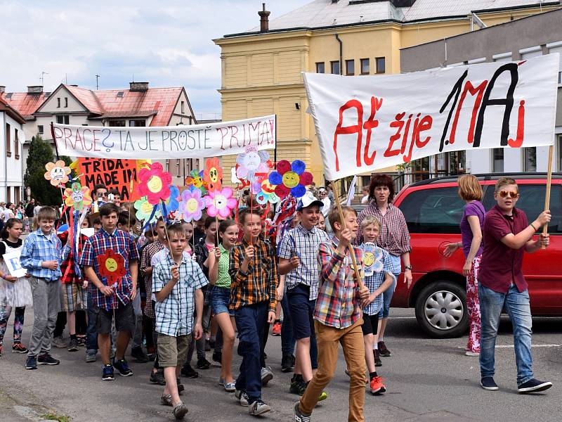 Na majálesový průvod v Žamberku navázala estráda