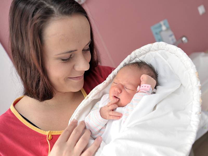 Isabela Hamrlová bude doma v Červené Vodě s rodiči Eliškou Hamrlovou a Miroslavem Bednářem. Když se 1. prosince v 16.08 narodila, vážila 3,25 kg.