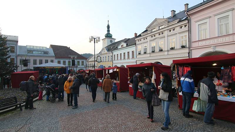 První adventní neděli 1. prosince byl na Mírovém náměstí v Ústí nad Orlicí zahájen tradiční Ústecký advent.