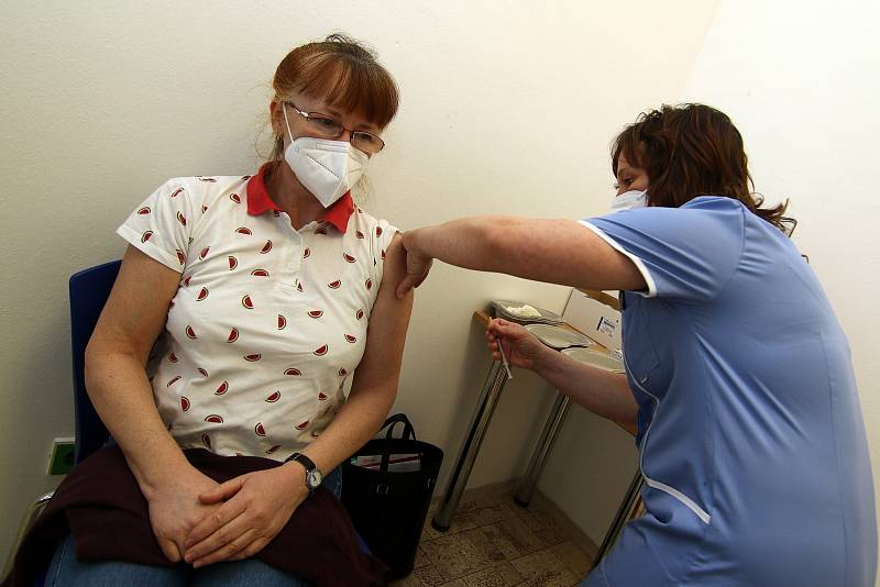 Od začátku února funguje v Orlickoústecké nemocnici očkovací centrum. Očkovacích týmů přibývá.