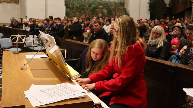 V kostele Nanebevzetí Panny Marie v Ústí nad Orlicí se uskutečnil Tříkrálový koncert, který zakončil další ročník tradiční Tříkrálové sbírky v Ústí nad Orlicí.