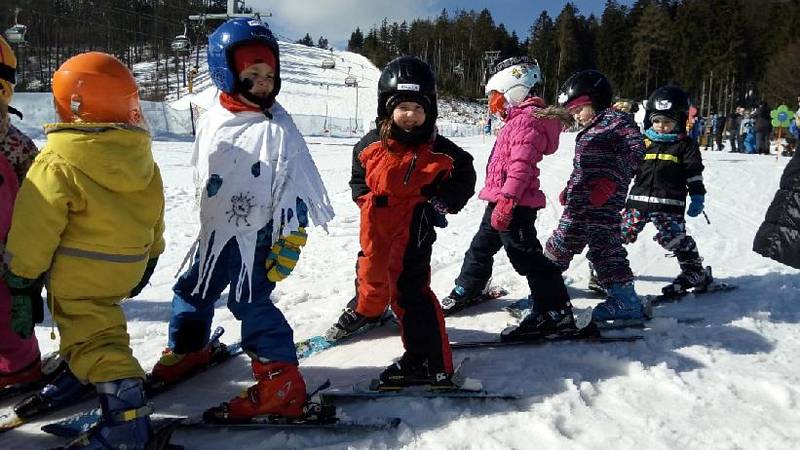 Děti z mateřinek v Helvíkovicích, Dlouhoňovicích, Kunvaldu a Klášterce nad Orlicí se vydaly na hory. V lyžařském středisku v Červené Vodě absolvovaly lyžařský kurz a děti své nabyté dovednosti v pátek předvedly rodičům a prarodičům.