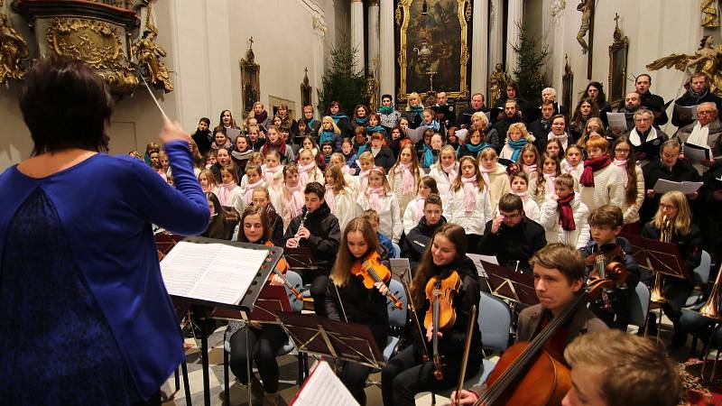 V kostele Nanebevzetí Panny Marie v Ústí nad Orlicí se uskutečnil Tříkrálový koncert, který zakončil další ročník tradiční Tříkrálové sbírky v Ústí nad Orlicí.