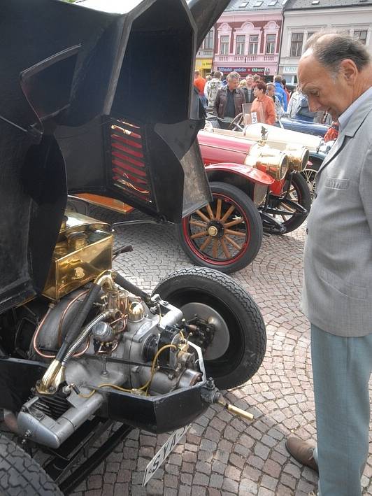 Fajnšmekři se kochali krásou starých motorů.