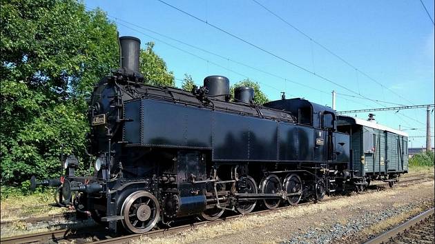 Vlak potáhne lokomotiva 431.032 Ventilovka.