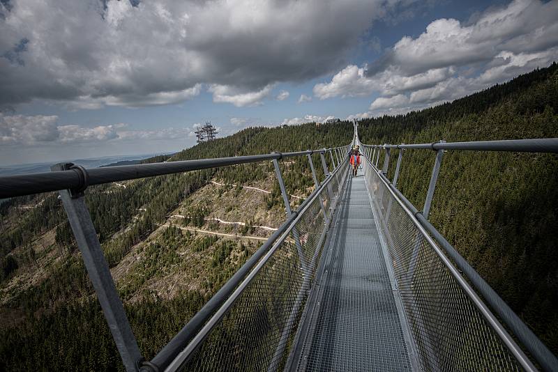 Nejdelší visutý most pro pěší na světě Sky Bridge 721, 9. května 2022, Dolní Morava, Orlickoústecko. Ve výšce 95 metrů překonává údolí Mlýnského potoka z horského hřebene Slamník na hřeben Chlum.