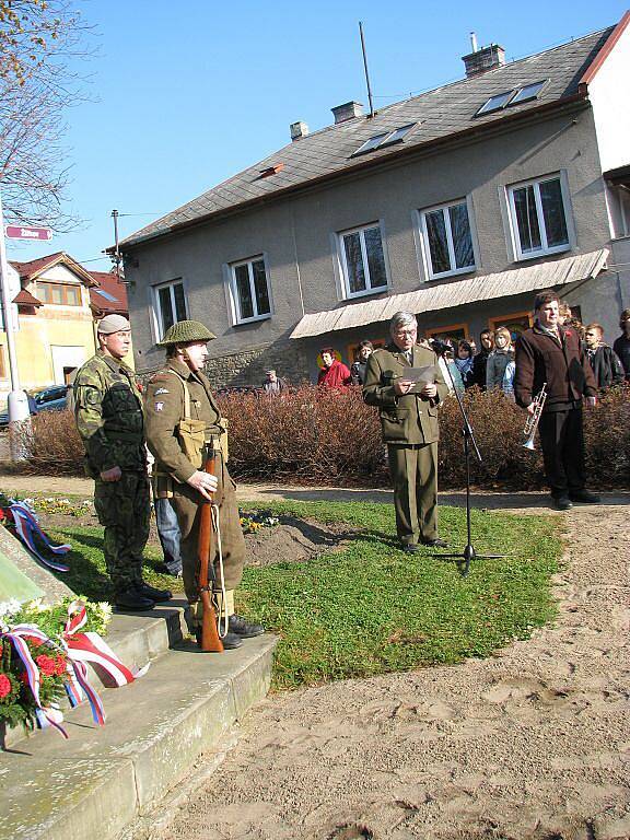 U Památníku odboje a v Parku ČS legií v Ústí nad Orlicí si připomněli Den veteránů.