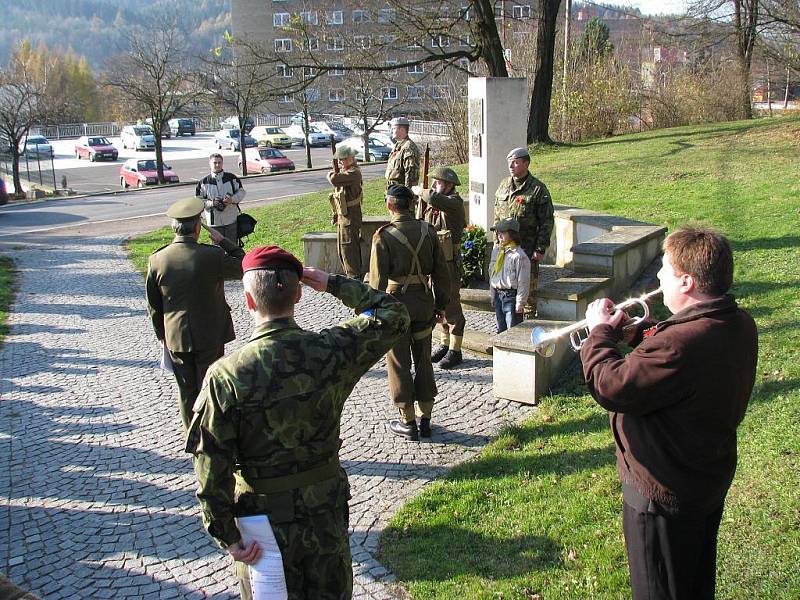 U Památníku odboje a v Parku ČS legií v Ústí nad Orlicí si připomněli Den veteránů.