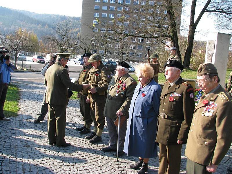 U Památníku odboje a v Parku ČS legií v Ústí nad Orlicí si připomněli Den veteránů.