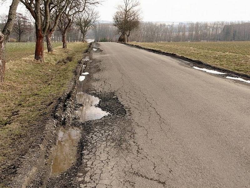 Silnice mezi Semanínem a Třebovicí je v tristním stavu.