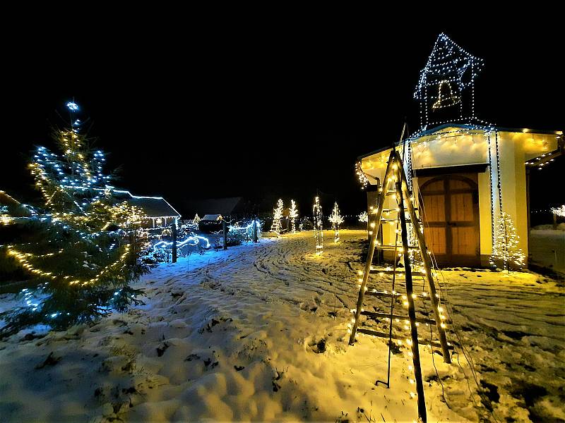 Ve Džbánově u Voděrad znovu svítí vánoční pohádková chaloupka.