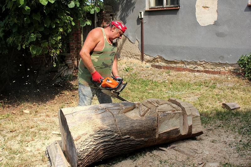 Poslední červencová sobota patřila v Českých Heřmanicích na Vysokomýtsku staročeskému jarmarku a fotbalové pouti. Připravenému programu přálo počasí. Foto: Bohumil Bečička