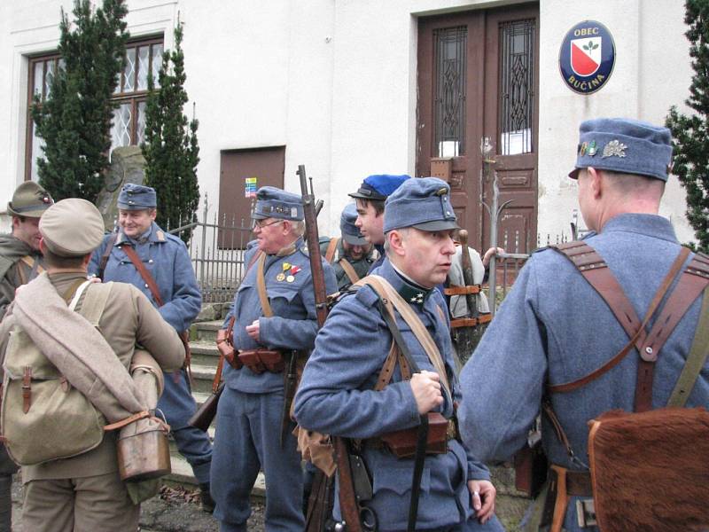 Členové Klubu přátel vojenské historie Pardubicko uctili při tradičním zimním pochodu památku obětí 1. světové války na Vysokomýtsku.