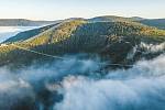 Visutý most se otevřel v polovině května. Dolní Morava je jedno z nejrychleji rostoucích turistických center v zemi. Vedle oblíbené stezky v oblacích, bobové i mamutí horské dráhy a dalších atraktivit postavili v obci také visutý most. Ten svými rozměry p