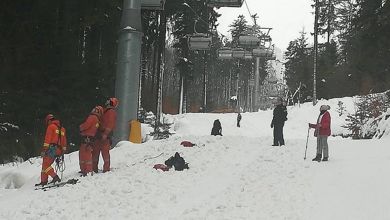 Na Bukové hoře spadl strom na lanovku