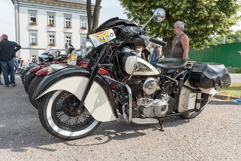 Veteran Car Club Červená Voda pořádal sraz historických vozidel.