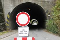 Tunely do českotřebovské průmyslové zóny jsou kvůli opravě vozovky na rok uzavřeny.