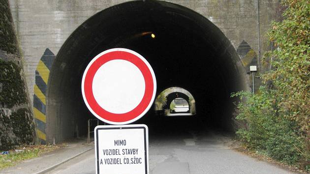 Tunely do českotřebovské průmyslové zóny jsou kvůli opravě vozovky na rok uzavřeny.