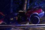 Dopravní nehoda osobního auta u Řetůvky. Mladý řidič při ní v noci na pondělí utrpěl těžká poranění.