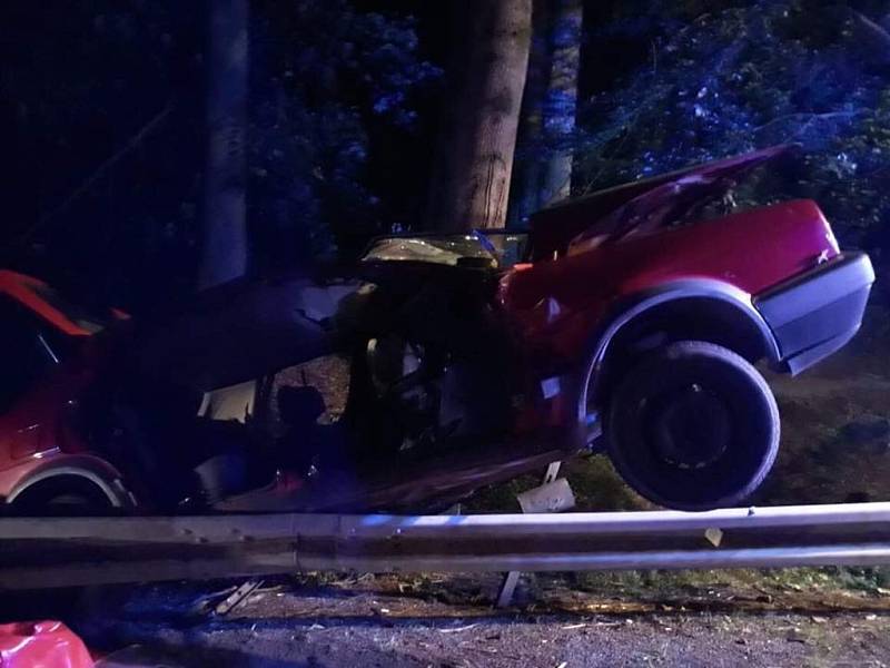 Dopravní nehoda osobního auta u Řetůvky. Mladý řidič při ní v noci na pondělí utrpěl těžká poranění.