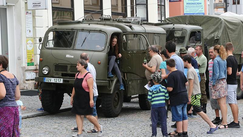 Řadu zastávek měla v sobotu kolona vojenské historické techniky, která křižovala okresem Ústí nad Orlicí.