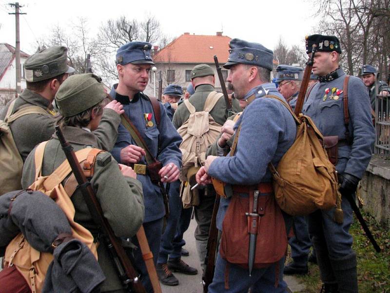 Členové Klubu přátel vojenské historie Pardubicko uctili při tradičním zimním pochodu památku obětí 1. světové války na Vysokomýtsku.