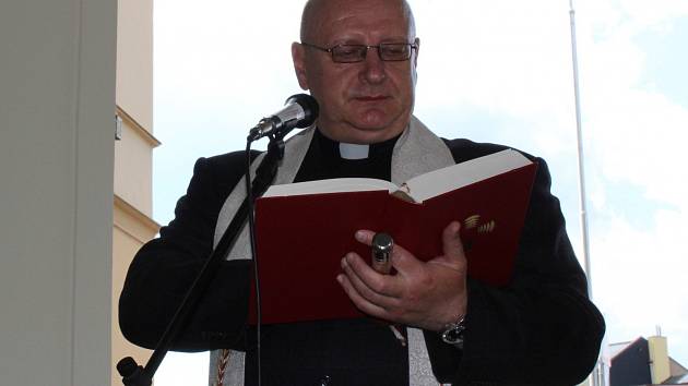 Polskému arcibiskupovi odhalili v Chocni bustu